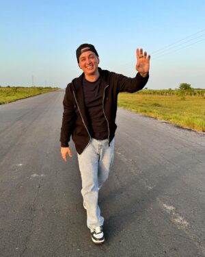 Víctor Drija Instagram - sigo conociendo mi país a través de mi música y conociendo mi música a través de mi país