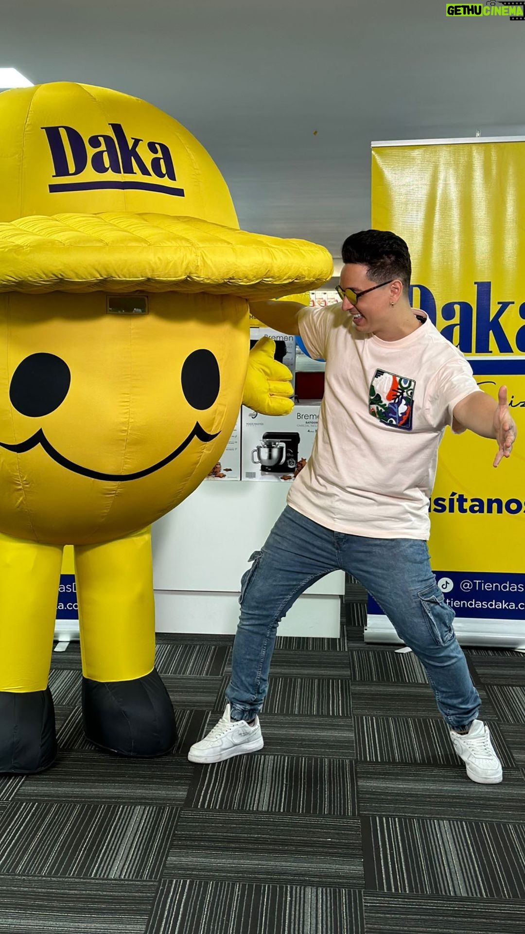 Víctor Drija Instagram - Y yo que quería contarles desde hace rato… ¡Aquí estoy! Estoy súper feliz de comprartirles que ahora soy parte de la familia de Tiendas Daka y desde ya quiero vean lo que tenemos para ustedes💛 ¿Están listos para el siguiente nivel? Prepárense para lo que se viene con @tiendasdaka 👀