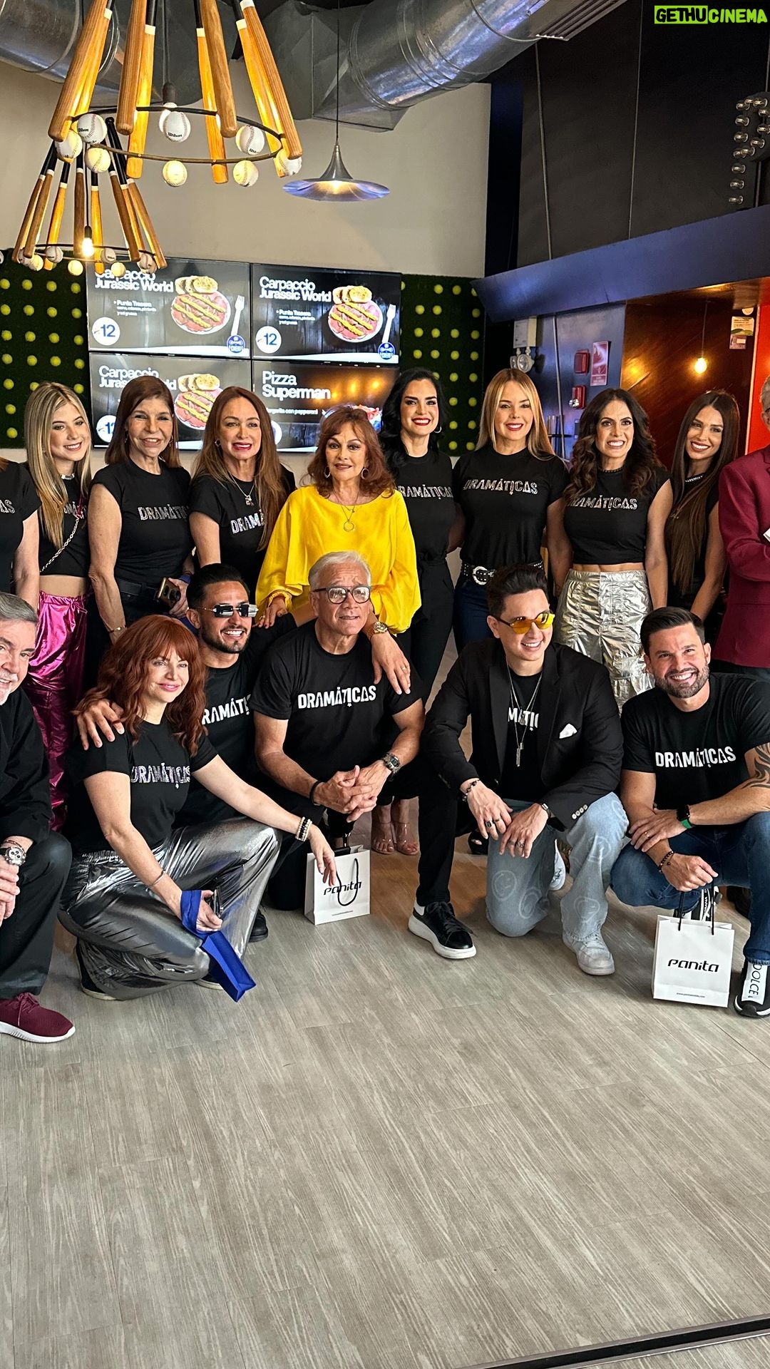 Víctor Drija Instagram - ¡Es indescriptible la emoción que sentimos hoy! Gracias a todos los medios por venir y creer Van a disfrutar cada segundo de #Dramáticas ESTRENO: Lunes 16 de octubre Caracas