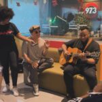 Víctor Drija Instagram - con las ganadoras que me hacen GANADOR • gracias por invitarme a recibir la mejor época del año con “Tu Estrella En Navidad” en su casa @radiodisneyla Radio Disney 97.3