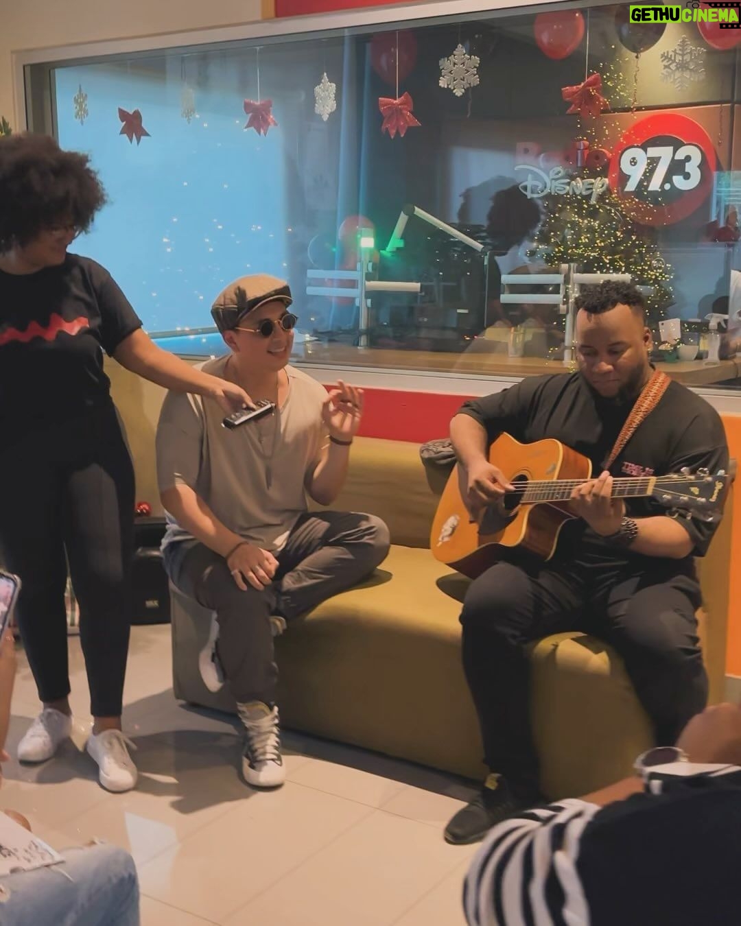 Víctor Drija Instagram - con las ganadoras que me hacen GANADOR • gracias por invitarme a recibir la mejor época del año con “Tu Estrella En Navidad” en su casa @radiodisneyla Radio Disney 97.3