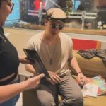 Víctor Drija Instagram - con las ganadoras que me hacen GANADOR • gracias por invitarme a recibir la mejor época del año con “Tu Estrella En Navidad” en su casa @radiodisneyla Radio Disney 97.3