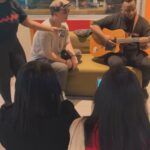 Víctor Drija Instagram - con las ganadoras que me hacen GANADOR • gracias por invitarme a recibir la mejor época del año con “Tu Estrella En Navidad” en su casa @radiodisneyla Radio Disney 97.3