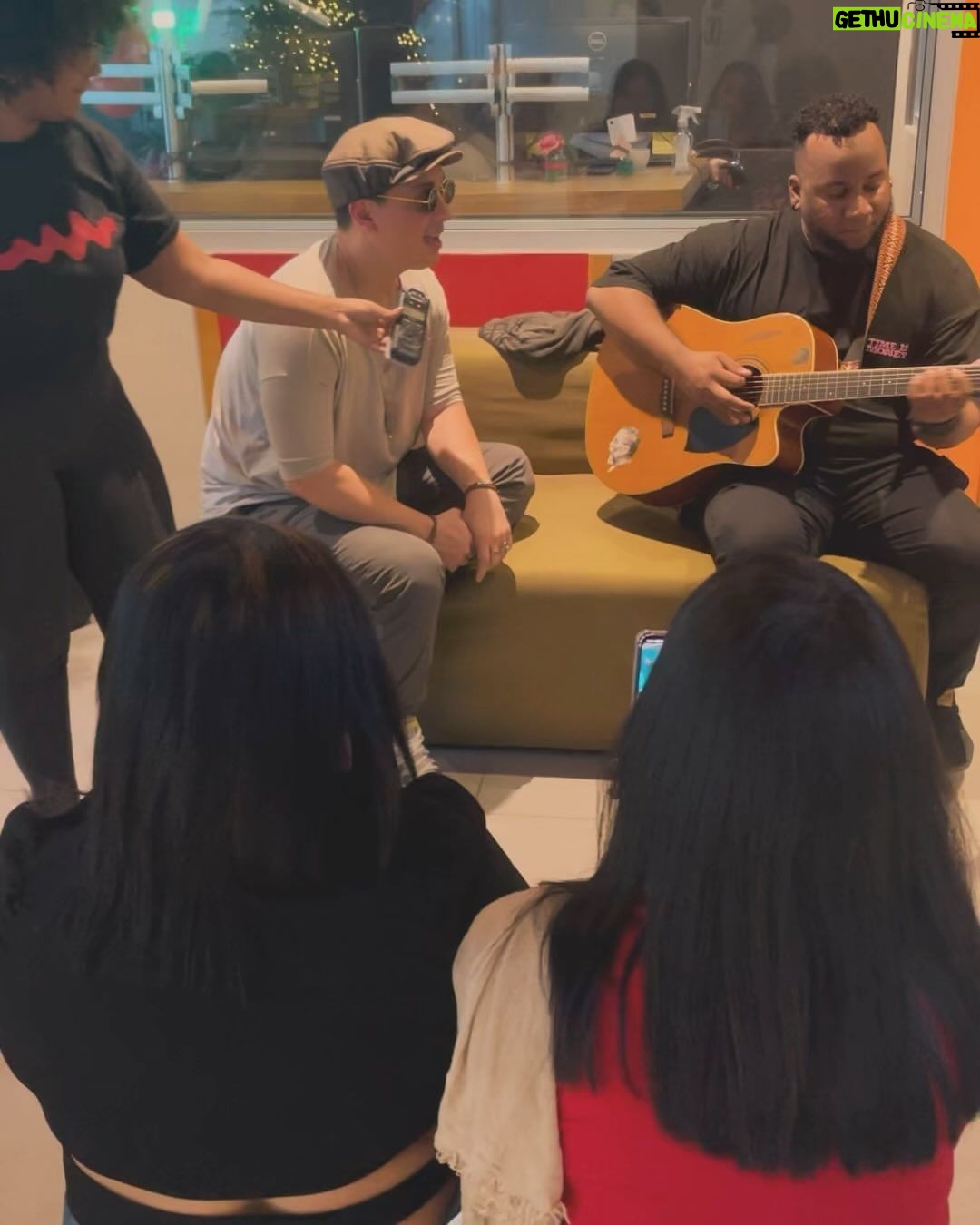 Víctor Drija Instagram - con las ganadoras que me hacen GANADOR • gracias por invitarme a recibir la mejor época del año con “Tu Estrella En Navidad” en su casa @radiodisneyla Radio Disney 97.3