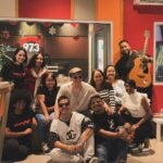 Víctor Drija Instagram - con las ganadoras que me hacen GANADOR • gracias por invitarme a recibir la mejor época del año con “Tu Estrella En Navidad” en su casa @radiodisneyla Radio Disney 97.3