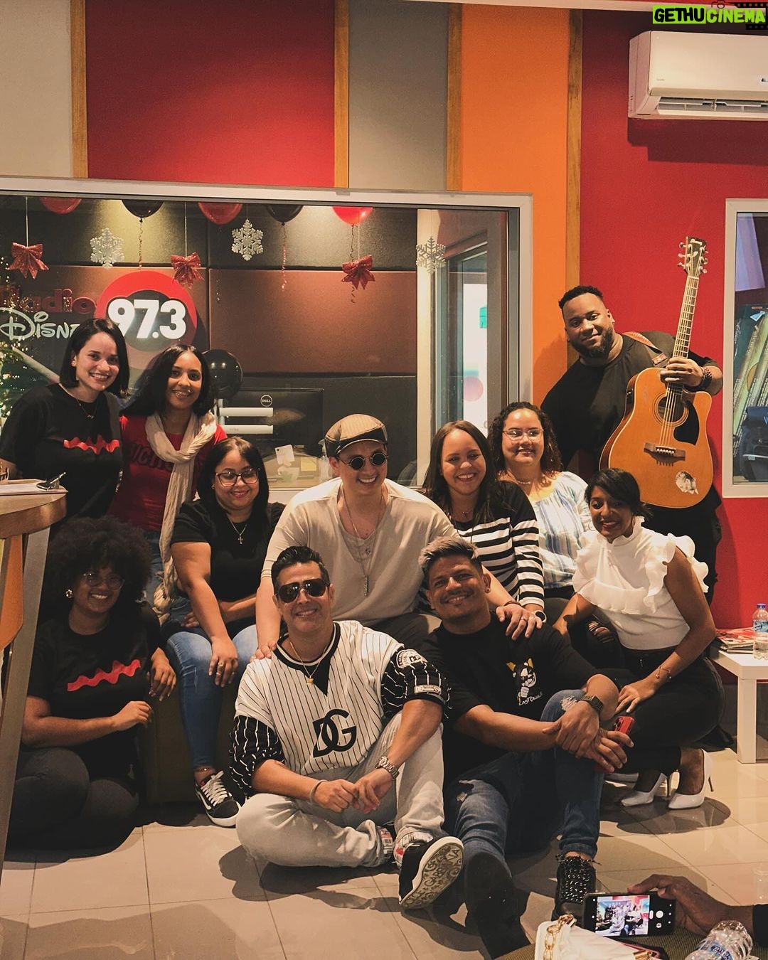 Víctor Drija Instagram - con las ganadoras que me hacen GANADOR • gracias por invitarme a recibir la mejor época del año con “Tu Estrella En Navidad” en su casa @radiodisneyla Radio Disney 97.3