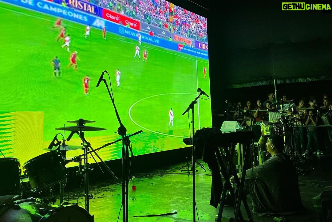 Víctor Drija Instagram - 1. Una tarima en llamas 2. Una tarima en llamas pt.2 3. Ángeles en El Tigre 4. Siempre había querido terminar un show y sentarme a ver fútbol con el público (infraganti x @nxreh) 5. Consecuencia de la celebración del empate El Tigre, Venezuela