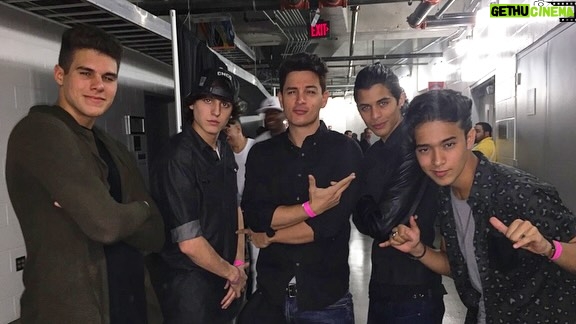 Víctor Drija Instagram - a darle paso a nuevas metas con un nuevo ciclo son unas estrellas que brillarán a donde quiera que vayan #CNCO #4ever