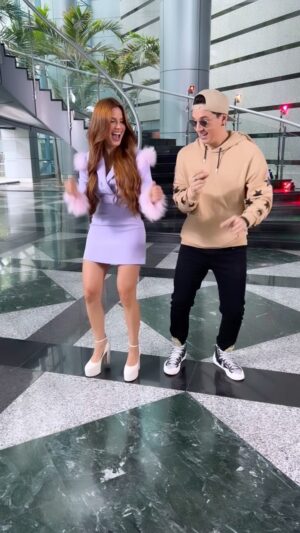 Víctor Drija Instagram - ASÍ EMPEZAMOS EL DÍA HOY
•
#BailarContigoRemix @gustavoelis @markbmusic