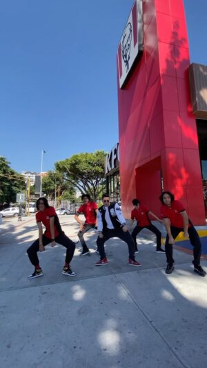 Víctor Drija Instagram - Prepara tus pasos para disfrutar juntos del mejor pollo del mundo 🍗🍗

Estoy llevando ritmo a KFC formando parte de esta gran familia 😍

Gracias por la Bienvenida. Seguimos creciendo juntos.

¿Quiénes se unen a nuestro ritmo KFC? 👇🏼

@kfcvzla