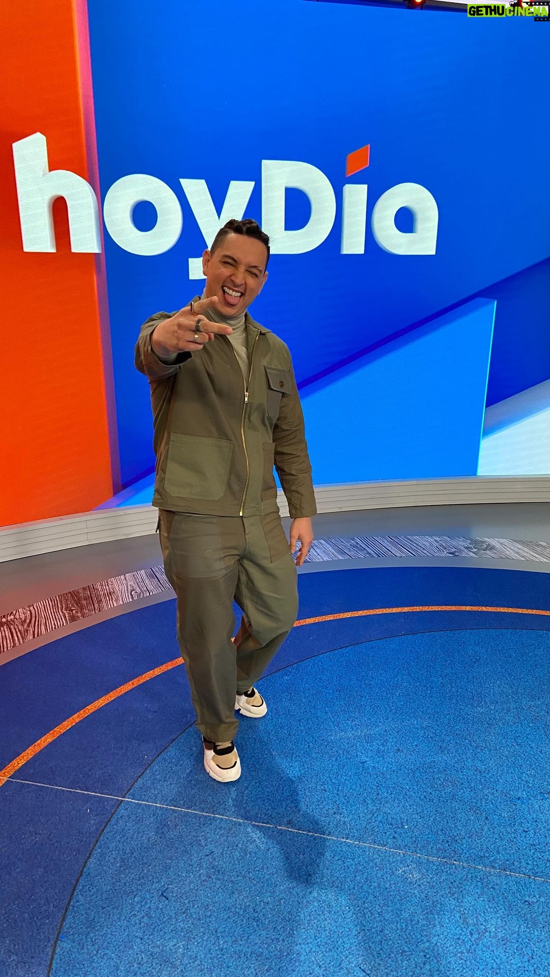 Víctor Drija Instagram - una estrella de navidad en @hoydia @telemundo Telemundo Center