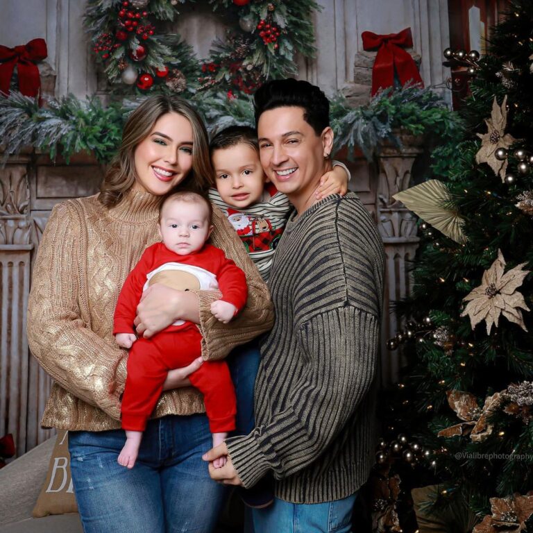Víctor Drija Instagram - ¡Celebrando la primera Navidad juntos como familia de cuatro!🎄👨‍👩‍👦‍👦❤️ Gracias @vialibrephotography por estas fotos tan hermosas 🥰🥰