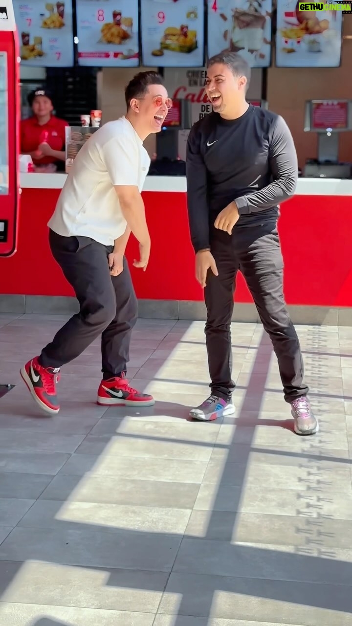 Víctor Drija Instagram - ¿Quién baila conmigo mi canción oficial de KFC? Aquí nos animamos todos y descubrimos nuevos talentos 🤣 Una tarde diferente compartiendo con mi gente en KFC, el mejor pollo de la ciudad. KFC ¡Siempre Original! @kfcvzla
