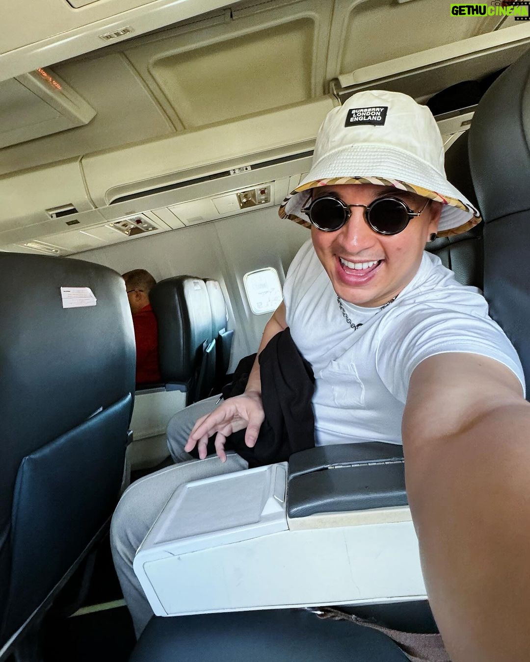 Víctor Drija Instagram - si te dan un pasaje a cualquier ciudad del mundo, ¿para dónde irías? • yo elegí Santo Domingo y voy saliendo con @aviorair