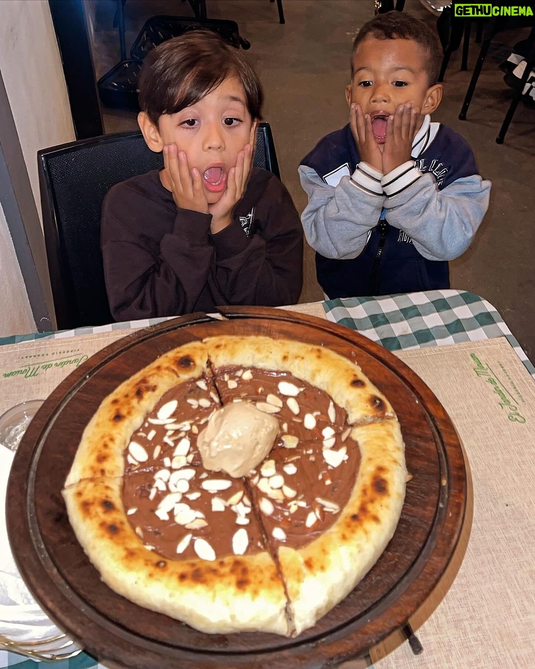 Víctor Drija Instagram - me debía un compartir con este equipo que Dios ha formado para mi crecimiento personas valiosas que me hacen ser mejor y de corazón, espero yo también lograr lo mismo en ellos - ni hablar de las pizzas del @jardindemiriam de las mejores que he comido en toda mi vida (y vaya que he comido pizzas) y además nos hicieron sentir en casa un domingo random de enero hasta la 1 AM