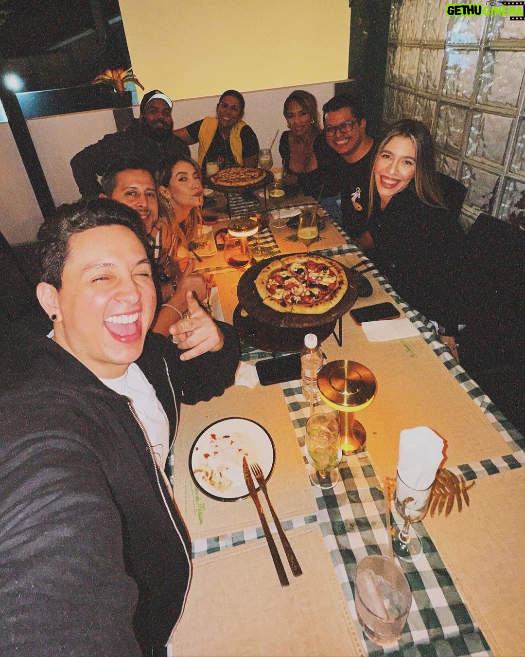 Víctor Drija Instagram - me debía un compartir con este equipo que Dios ha formado para mi crecimiento personas valiosas que me hacen ser mejor y de corazón, espero yo también lograr lo mismo en ellos - ni hablar de las pizzas del @jardindemiriam de las mejores que he comido en toda mi vida (y vaya que he comido pizzas) y además nos hicieron sentir en casa un domingo random de enero hasta la 1 AM