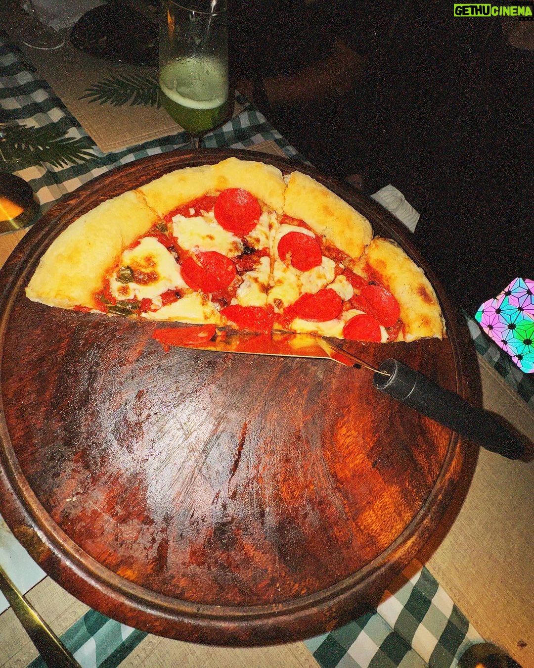 Víctor Drija Instagram - me debía un compartir con este equipo que Dios ha formado para mi crecimiento personas valiosas que me hacen ser mejor y de corazón, espero yo también lograr lo mismo en ellos - ni hablar de las pizzas del @jardindemiriam de las mejores que he comido en toda mi vida (y vaya que he comido pizzas) y además nos hicieron sentir en casa un domingo random de enero hasta la 1 AM