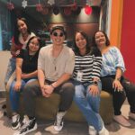 Víctor Drija Instagram - con las ganadoras que me hacen GANADOR • gracias por invitarme a recibir la mejor época del año con “Tu Estrella En Navidad” en su casa @radiodisneyla Radio Disney 97.3
