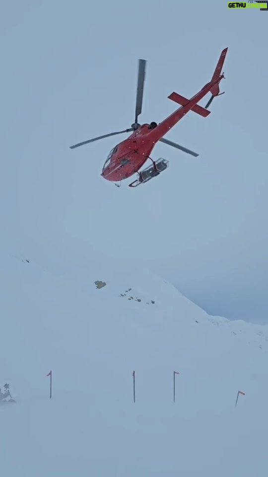 Vadhir Derbez Instagram - Este viaje ha sido el Highlight del Año. Me toco ir a Whistler hace 1 mes a esquiar con un team increíble. Fuimos a unas Cuevas de hielo increíbles en helicóptero, comimos delicioso en el Village y estuvimos esquiando. Por cierto esquiar es uno de mis deportes favoritos. Anyways... espero que les guste este video que les hice. Esta 🔥🔥🔥 @thenorthfacemx #neverstopexploring