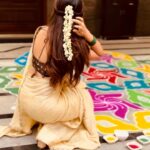 Vaishnavi Chaitanya Instagram - May this Sankranthi fill your life with lots of love,joy,happy moments,success. May your life be as beautiful and bright as these colours ❤️✨ Andhariki makhara Sankranthi shubakanshalu 🙏🏻😇 . . . PS. Nenu edho just pose iyyaledhu, nijamgane nenu ma mummy Kalshi muggu eshnamu.🤭