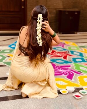 Vaishnavi Chaitanya Instagram - May this Sankranthi fill your life with lots of love,joy,happy moments,success. May your life be as beautiful and bright as these colours ❤️✨

Andhariki makhara Sankranthi shubakanshalu 🙏🏻😇
.
.
.
PS. Nenu edho just pose iyyaledhu, nijamgane nenu ma mummy Kalshi muggu eshnamu.🤭