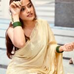 Vaishnavi Chaitanya Instagram - May this Sankranthi fill your life with lots of love,joy,happy moments,success. May your life be as beautiful and bright as these colours ❤️✨ Andhariki makhara Sankranthi shubakanshalu 🙏🏻😇 . . . PS. Nenu edho just pose iyyaledhu, nijamgane nenu ma mummy Kalshi muggu eshnamu.🤭