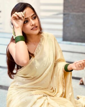 Vaishnavi Chaitanya Instagram - May this Sankranthi fill your life with lots of love,joy,happy moments,success. May your life be as beautiful and bright as these colours ❤️✨

Andhariki makhara Sankranthi shubakanshalu 🙏🏻😇
.
.
.
PS. Nenu edho just pose iyyaledhu, nijamgane nenu ma mummy Kalshi muggu eshnamu.🤭