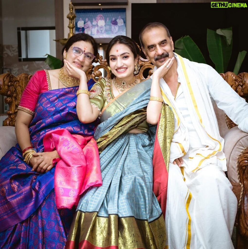 Vaishnavi Gowda Instagram - Happy anniversary Amma and appa ❤✨