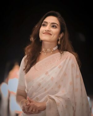 Vaishnavi Gowda Instagram - Happy Valentine’s Day 🤍 #seetharama #valentinesdayspecial 

🥻 - @arulaa_by_rashmianooprao
📸- @manjunath_gowda333