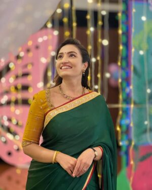 Vaishnavi Gowda Instagram - Nothing feels as perfect as a saree 🤍

Outfit - @arulaa_by_rashmianooprao
