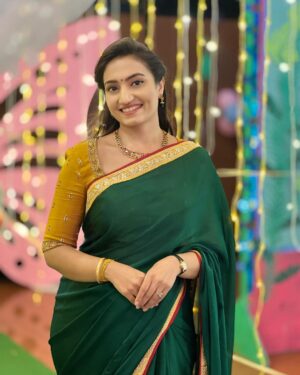 Vaishnavi Gowda Instagram - Nothing feels as perfect as a saree 🤍

Outfit - @arulaa_by_rashmianooprao