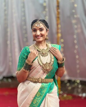Vaishnavi Gowda Instagram - ಹೊಸ ವರ್ಷದ ಶುಭಾಶಯಗಳು✨🫶🌟

Let your year be filled with all that you deserve and desire 🩵

Outfit- @arulaa_by_rashmianooprao 
Jewellery- @rentmyjewels