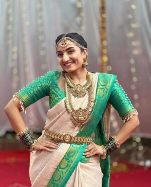 Vaishnavi Gowda Instagram - ಹೊಸ ವರ್ಷದ ಶುಭಾಶಯಗಳು✨🫶🌟

Let your year be filled with all that you deserve and desire 🩵

Outfit- @arulaa_by_rashmianooprao 
Jewellery- @rentmyjewels