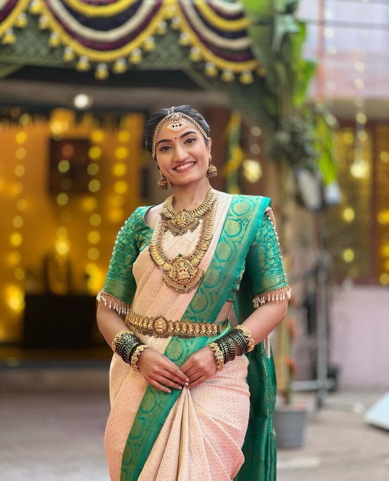 Vaishnavi Gowda Instagram - ಹೊಸ ವರ್ಷದ ಶುಭಾಶಯಗಳು✨🫶🌟 Let your year be filled with all that you deserve and desire 🩵 Outfit- @arulaa_by_rashmianooprao Jewellery- @rentmyjewels