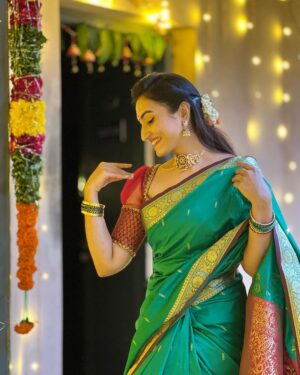 Vaishnavi Gowda Instagram - Wearing centuries worth of traditions ✨ #wedding

Outfit - @arulaa_by_rashmianooprao