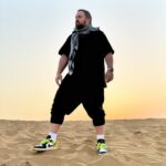 Valentin Petukhov Instagram - Некоторые люди боятся, что ИИ поработит человечество. Но в каком-то смысле уже получилось - через алгоритмы рекомендации по контенту. Сколько часов в день вы проводите на своих устройствах? Лобня, Московская Область