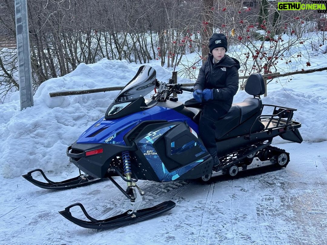 Valentin Petukhov Instagram - С новым годом, народ! Чтоб все получалось, все удавалось. Близкие были рядом, здоровы и были силы идти вперёд. Все остальное приложится.