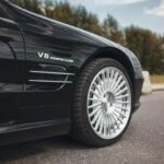 Valentin Petukhov Instagram – Наконец-то наш SL55 может ездить как положено. Леня @gameover400 и ребята из @power_wheels сделали диски просто разнос всего. Андрей @andrey_sm8 и ребята из @stuttgart_garage допилили все косяки и вроде можно ездить. Но если бы Илья @jc_ru не взялся, так бы и сгнил он, хороняка.
Может успею в сезон покататься. 🤣