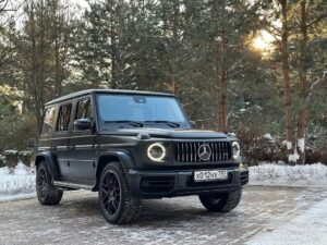 Valentin Petukhov Instagram - В этом году сделал себе вот такой подарок. Супер нерациональный, все как я люблю. 😅

Но самое забавное, что понял с этой машиной, что через нее я познакомился с фантастическим @maxdeikin из @deikin_exhaust и провел кайфовый день в Калуге. 

Развиртуализировался с @goshaturbogeek из @goshaturbotech и мы тааак пересекаемся по некоторым темам, что держитесь в следующем году. 👌
Был в легком культурном шоке как ловко и быстро работает Гоша, это уровень. 💪

Видео в карусели я записывал @andrey_sm8 из @stuttgart_garage, куда машина ездит на процедуры. Ну и конечно планы с ребятами из @fattonystudio на следующий год тоже есть. 

Уже стоит титановый выхлоп, Stage 1, доводчики, keyless и всякие приколюхи. Но это только начало. Всех с наступающим. 💪
Я теперь обладатель самого попсового набора в галактике - М5 и G63. 😂
Верьте в себя, здоровья близким и мирного неба.