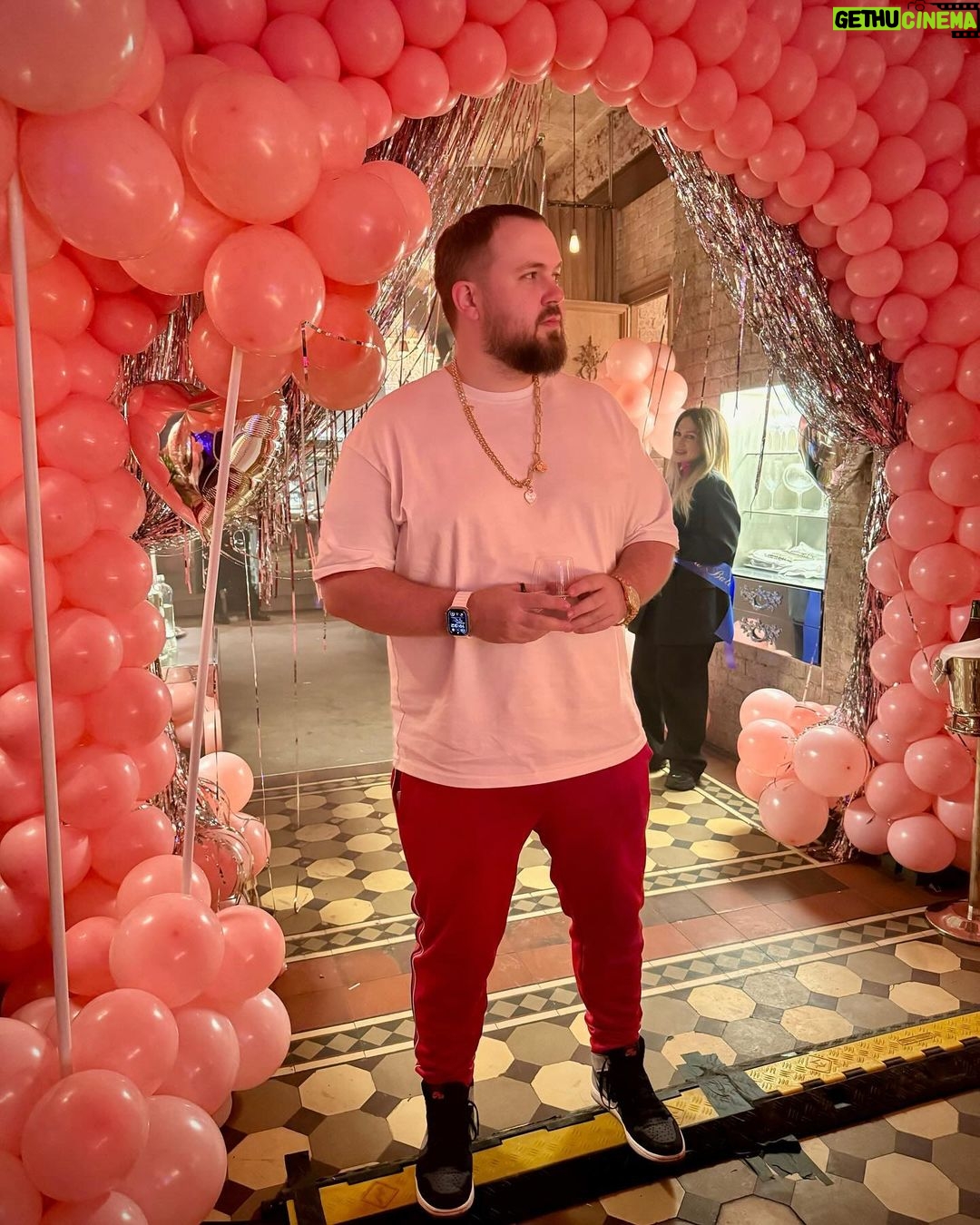 Valentin Petukhov Instagram - Это однозначно год нейросетей. Генеративные, большие языковые модели. А дальше модальность и счастье. Интересно что будет в следующем году.