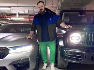 Valentin Petukhov Instagram - В этом году сделал себе вот такой подарок. Супер нерациональный, все как я люблю. 😅

Но самое забавное, что понял с этой машиной, что через нее я познакомился с фантастическим @maxdeikin из @deikin_exhaust и провел кайфовый день в Калуге. 

Развиртуализировался с @goshaturbogeek из @goshaturbotech и мы тааак пересекаемся по некоторым темам, что держитесь в следующем году. 👌
Был в легком культурном шоке как ловко и быстро работает Гоша, это уровень. 💪

Видео в карусели я записывал @andrey_sm8 из @stuttgart_garage, куда машина ездит на процедуры. Ну и конечно планы с ребятами из @fattonystudio на следующий год тоже есть. 

Уже стоит титановый выхлоп, Stage 1, доводчики, keyless и всякие приколюхи. Но это только начало. Всех с наступающим. 💪
Я теперь обладатель самого попсового набора в галактике - М5 и G63. 😂
Верьте в себя, здоровья близким и мирного неба.
