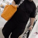 Valentin Petukhov Instagram - Какие кроссовки любит главный диджитал-эксперт страны Wylsacom? Смотрите новый выпуск NE SHOPPING К нам на шопинг пришел человек, без чьих обзоров мы бы не знали о всех фишках телефонов и умных устройств. В новом выпуске с Wylsacom мы обсудили его кастомные кроссовки с usb, любимые пары детей, культовость фигурок BE@RBRICK и даже сыграли в дженгу из IPhone. Мы также устроили большой совместный конкурс на IPhone 15 Pro Max. Все условия — в описании ролика. Ищите полное видео по ссылке в сторис или шапке профиля.