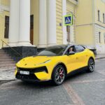 Valentin Petukhov Instagram - Небольшой отзыв о Lotus Eletre R+. Заавно, что покрывшийся пылью британский бренд вернули к жизни китайцы, а “eletre” в переводе с венгерского это «выживший». Электричка на 918 сил, которая хочет быть как Urus и Purosangue. В целом, на фоне многих китайских повозок даже неплохо смотрится. Сделано богато, карбона не жалели. Но у этой машины есть S версия на 600 сил с копеечкой и если уж брать за ~15 млн., то её.