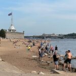 Valentin Petukhov Instagram – Вот такие вайбы последних летних выходных. Берешь и купаешься в Неве.