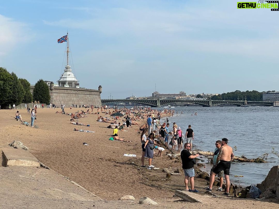 Valentin Petukhov Instagram - Вот такие вайбы последних летних выходных. Берешь и купаешься в Неве.