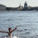 Valentin Petukhov Instagram - Вот такие вайбы последних летних выходных. Берешь и купаешься в Неве.