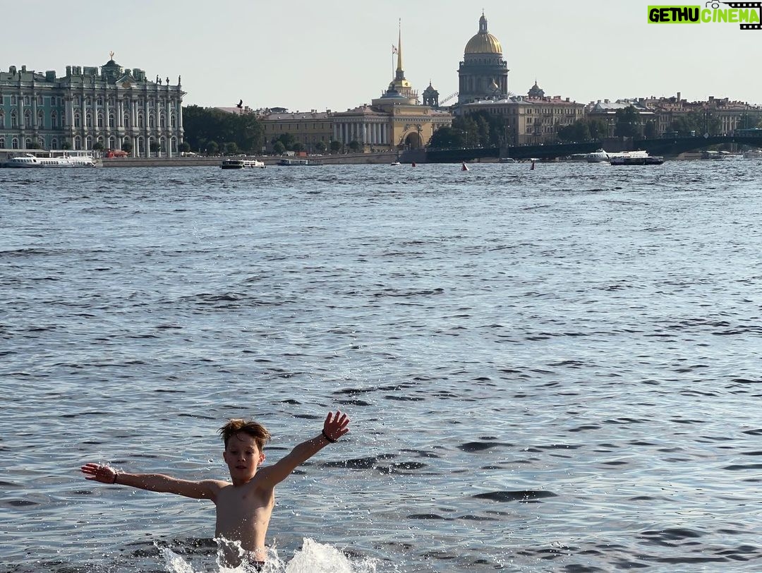 Valentin Petukhov Instagram - Вот такие вайбы последних летних выходных. Берешь и купаешься в Неве.