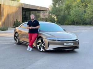 Valentin Petukhov Instagram - Покатался несколько дней на Lucid Air от @lucidmotors. Спасибо ребятам из @electromania.moscow за возможность. Классная тачка, 1111 сил я не знаю где там, моя М5 быстрее, но машина кайфовая. Особенно обидно, что чуваки за пару миллиардов все это сделали. В смысле, это не прям космические деньги. Возникает вопрос - почему у нас так не могут?