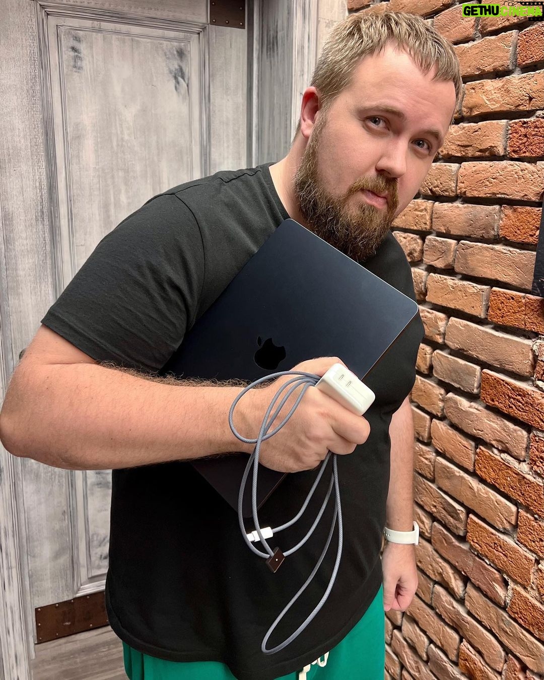 Valentin Petukhov Instagram - Вот так ловко новый MacBook Air на М2 держу потому что иначе вообще непонятно, что он Midnight (Полночь, так-то). А заодно показываю новый блок питания 35W на 2 USB-C и MagSafe в цвет. Спасибо @biggeekru, как обычно быстро и в лучшем виде. Не без вопросов ПК, но сразу скажу, что очень кайфовый. Распаковка и первое впечатление в воскресенье. А пока для вас Wylsa Plus. Там YouTube немножко забанил ролик, поддержите просмотром и лайком. Спасибо. 😊 Да, ляпается ппц.