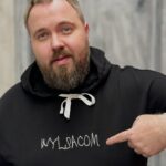Valentin Petukhov Instagram - Первая среда октября – не просто среда! Это Всемирный день помощи и поддержки детей с церебральным параличом. А буквы на моей толстовке - это уникальный Доброшрифт, который создали 33 ребенка с церебральным параличом, подопечные фонда "Подарок Ангелу". Проект призван привлечь внимание общества к теме интеграции людей с двигательными нарушениями в общество! За 5 лет благодаря проекту уже 8,5 тысяч детей с ДЦП получили помощь!  Если вы хотите тоже помочь детям с ДЦП, то переходите на сайт dobroshrift.ru, на котором можно сделать пожертвование или приобрести мерч со своей уникальной надписью. Давайте творить добро вместе! #доброшрифт  #подарокангелу